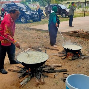 Pegawai Kankemenag Bartim Memasak Bubur Asyura Dengan 41 Bahan dan Rempah