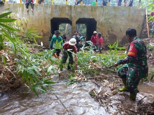 TNI-Polri, Dinas PUPR Bersama Warga Tilahan Bersihkan Sungai