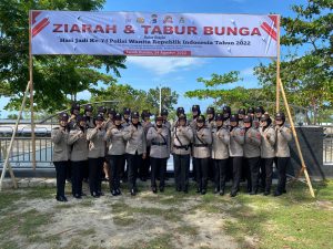 Jelang HUT ke-74, Polwan Polres Tanah Bumbu Ziarah dan Tabur Bunga di Mattone