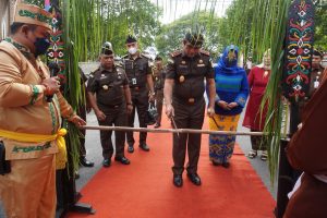 Kajati Baru Kalteng Disambut Acara Adat Dayak, Pathor Rahman Gantikan  Iman Wijaya