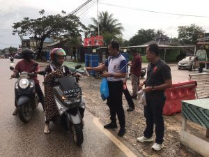 Kapolsek Satui Langsung Turun ke Jalan Bagikan Nasi