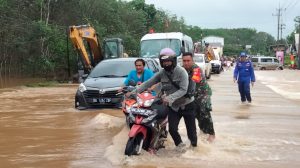 Cegah Kemacetan Saat Banjir, Babinsa Angsana Bantu Kelancaran Arus Lalu Lintas