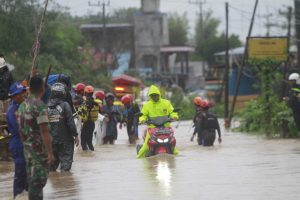 Polisi Bantu Amankan Lalu Lintas di Ruas Jalan Terendam Banjir Angsana