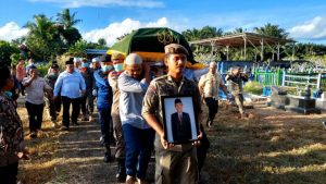 Berlinang Air Mata, Abah Zairullah Antar Kepergian Sang Kakak ke Liang Lahat