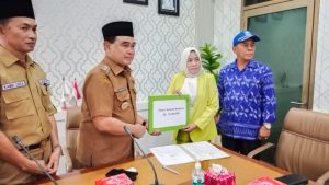 Bupati Abah Zairullah Serahkan Bantuan Partai Politik