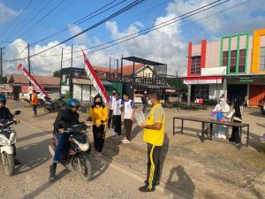 Polsek Satui Kembali Menggelar Jum’at Berkah di Depan SCC PT Arutmin Indonesia