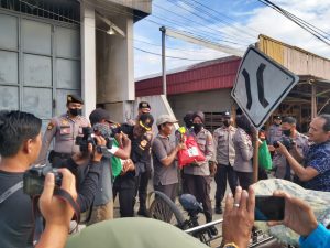 Polres Tanbu Berikan Bansos ke Warga Terdampak Langsung Kenaikan BBM
