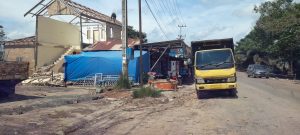 Warga Km171 Satui Barat, Swadaya Bongkar Rumah Sendiri, Ada Apa