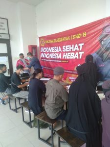 Vaksinasi Massal di Siring Menara Pandang, Warga Dapat Sembako BIN