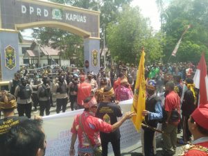 Ratusan Massa Sampaikan Aspirasi di DPRD Kapuas