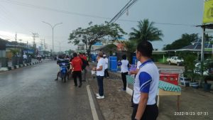 Jum’at Berkah, Kapolsek Satui Bagikan Nasi Bungkus Kepada Pengguna Jalan