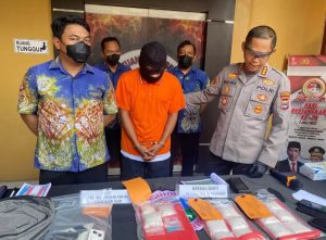 Hadirkan Tersangka dan Barbuk Narkotika, Kapolresta Banjarmasin Pimpin Press Release