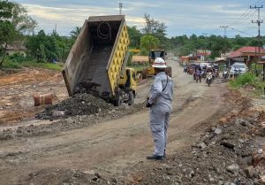 BPJN Kalsel Kembali Timbun Ruas Jalan Amblas Satui Barat