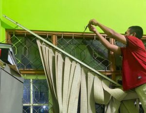 Ganti Suasana Ruangan PHU Pasang Gorden Malam-malam, Ini Alasanya