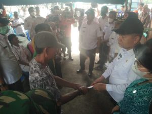 Sambangi Lokasi Kebakaran, Bupati Kapuas Salurkan Bantuan ke Korban Terdampak