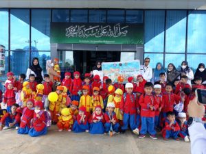 Puluhan Anak TK Al-Fath Tanah Bumbu Kunjungi Perpustakaan Daerah Tanbu