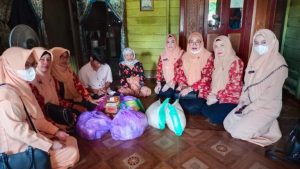 DWP Bersama Dinsos Salurkan Bantuan Sosial Atas Intruksi Bupati