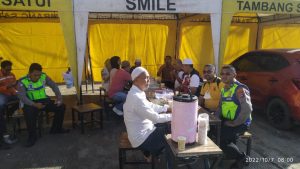 Selain Bagi-bagikan Nasi, Jum’at Berkah Polsek Satui Juga Makan Bersama Warga