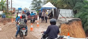 Pasca Longsor, Polisi Berlakukan Sistem Buka-Tutup Jalur Km 171 Satui Tanah Bumbu