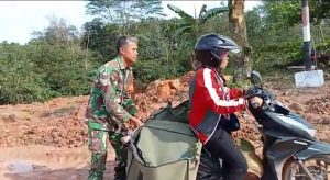 Babinsa Koramil Satui Bantu Atur Lalu Lintas di Jalan Longsor Km 171