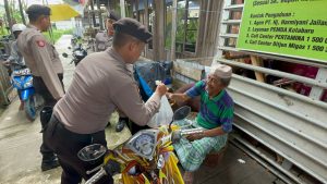 Sat Samapta Polres Kotabaru Patroli Sambil Bagikan Paket Sembako