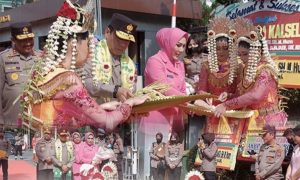 Kapolda Baru Kalsel Brigjen Andi Rian Disambut Tarian Khas Kotabaru