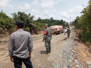 Babinsa Koramil Satui Bantu Atur Lalu Lintas Jalan Alternatif Satui Barat