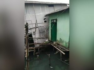 Rumah Janda Paruh Baya di Kotabaru Rusak Tertimpa Rumah Kosong  Ambruk