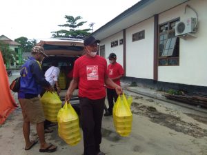 DPD PSI Salurkan Nasi Bungkus Kepada Pengungsi Banjir Sukamara