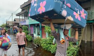 Polres Sukamara Kerahkan Personil Bantu Penanggulangan Banjir