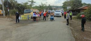 400 Nasi Bungkus Dibagi-bagikan di Km 170 Satui Tanbu