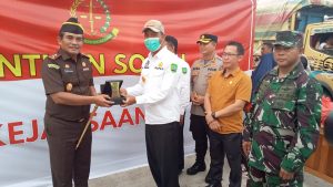 Kajati Kalteng Salurkan 1000 Paket Sembako Warga Terdampak Banjir Sukamara