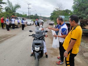 Polisi Bagi-bagi Nasi di Jalan Alternatif Km 171 Satui Barat Tanbu