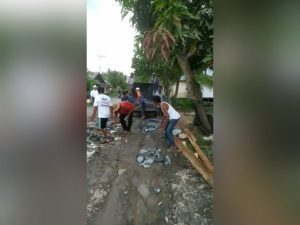 Warga di Tabunganen Perbaiki Jalan Berlubang Secara Swadaya