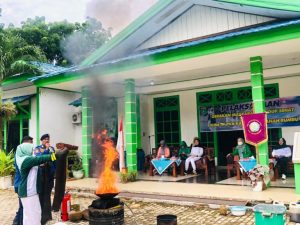 Damkar Tanah Bumbu Demo Padamkan Api Dengan Alat Tradisional dan APAR