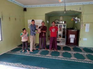 Mahmud Johar Bagikan Al Quran Kepada Masyarakat