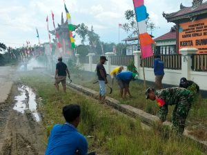 Babinsa Bersama Aparatur Desa Kerta Buana Gotong Royong Bersihkan Lingkungan, Jelang HUT Desa