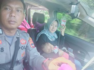 Personil Polsek Pulau Laut Barat dan Anggota Bhayangkari Evakuasi Anak Stunting