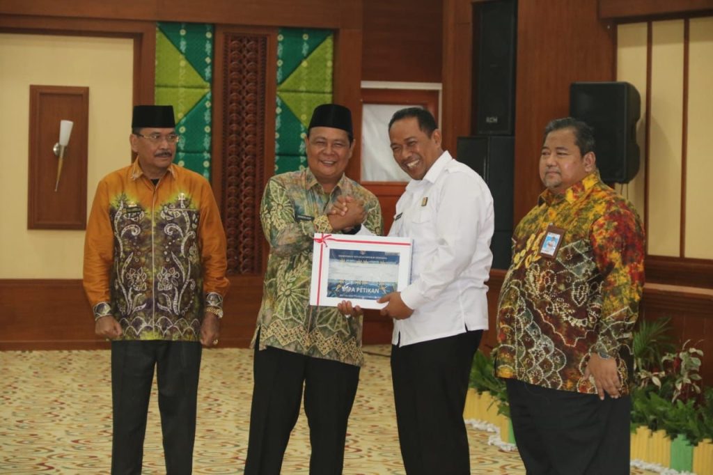 Terbaik II Kinerja Pelaksanaan Anggaran, Gubernur Serahkan Penghargaan Kepada Kakanwil Kemenkumham Kalsel