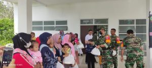 Hari Juang TNI AD, Koramil Karang Bintang Bersama Posko Satu Jiwa Bagikan Sembako Anak Stunting