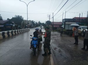 Jum’at Berkah, Babinsa Koramil 1022/04 Satui Bagikan Nasi Bungkus