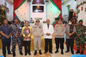 Polres Kotabaru Bersama Rombongan Pantau Keamanan Perayaan Natal di Gereja