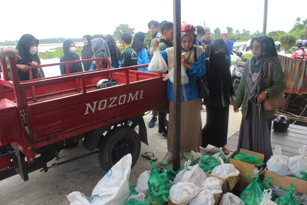 Aliansi BEM Se-HSU Salurkan Bantuan Pasca Banjir di Amuntai
