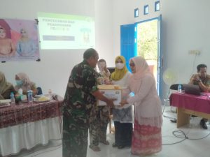 Peringati Hari Ibu, Danramil Angsana Salurkan Sembako dan Makanan Tambahan Balita