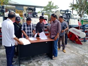 Pakde Bambang Kembali Serahkan Alsintan di Pulpis dan Kapuas