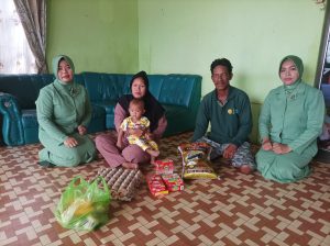 Persit Ranting Satui Serahkan Bingkisan Kepada Anak Stunting