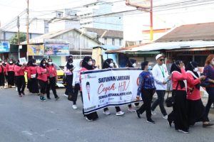 Bagikan Bunga, KPA Tanah Bumbu Bersama IBI Peringati Hari Aids Sedunia