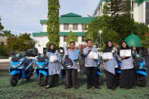 6 Pendamping Stunting di Tanah Bumbu Terima Motor Operasional