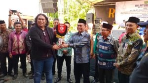 Silaturahmi Bupati Zairullah ke Desa Saring Sungai Bubu, Serahkan Mobil Operasional