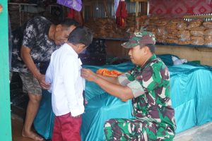 Anggota TNI Bantu Perlengkapan Sekolah Bagi Anak Warga Sarigadung